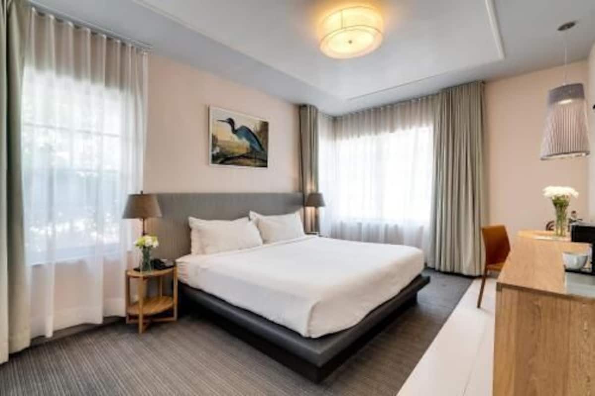 Egyptian cotton sheets, premium bedding, down comforters, pillowtop beds