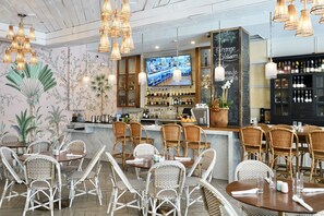 Breakfast, lunch, dinner served; American cuisine  - South Beach Hotel (Miami Beach)