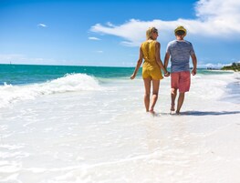 Ubicación cercana a la playa, arena blanca, tumbonas y sombrillas