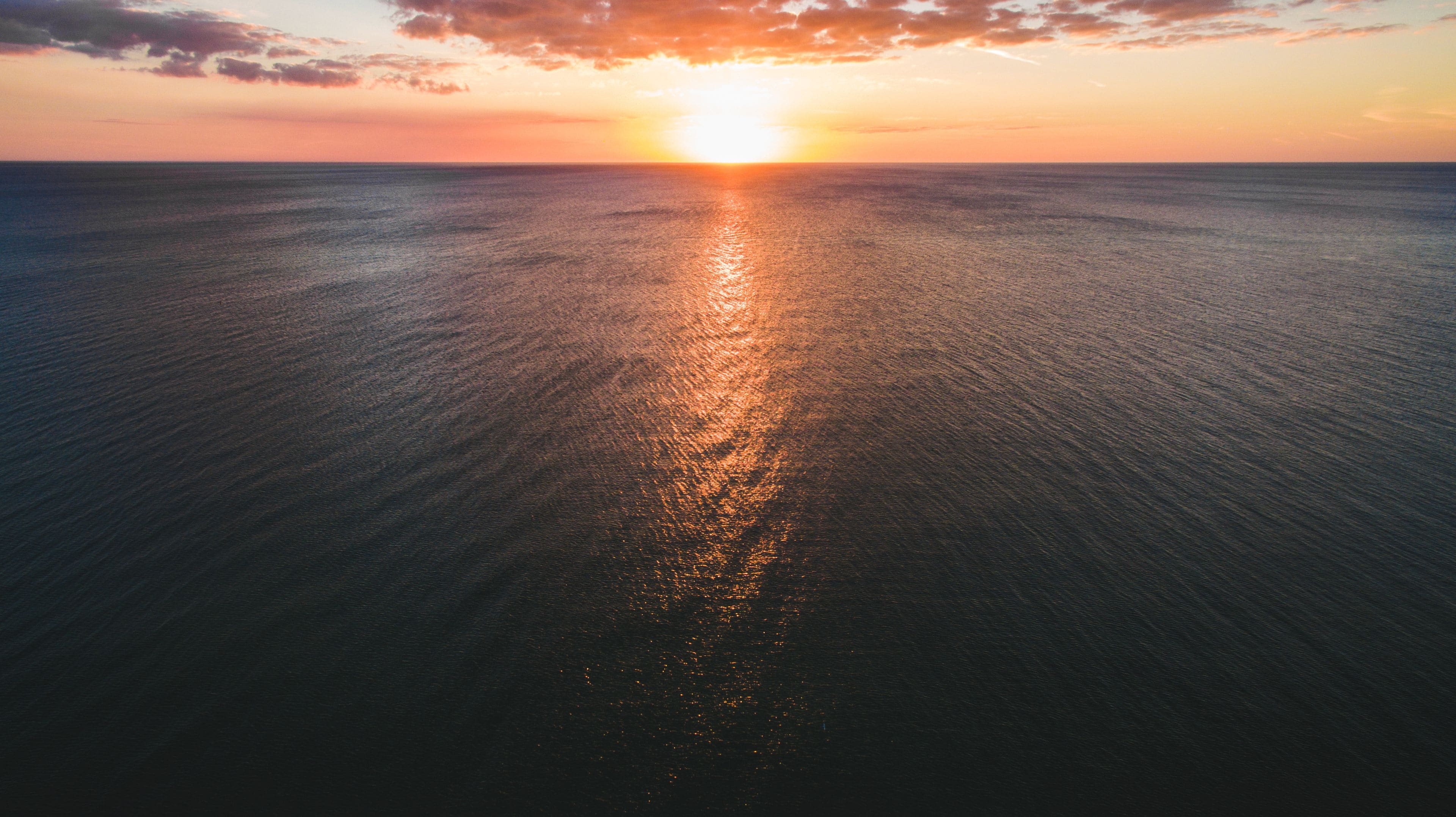 beach nearby, white sand, beach towels