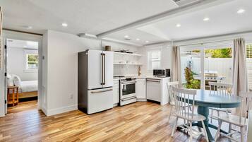 Suite, 2 habitaciones, alberca privada | Cocina privada