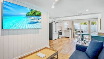 Suite, 2 habitaciones, piscina privada | Zona de estar | Una televisión de pantalla plana