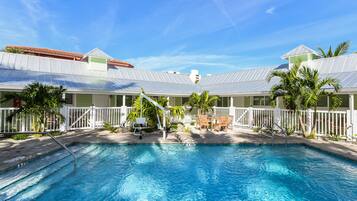 2 piscinas al aire libre, sombrillas, sillones reclinables de piscina