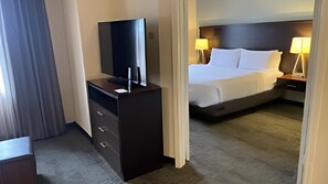 Suite, 1 dormitori, accessible, cuina | Escriptori, cortines opaques i planxa i posts de planxar 