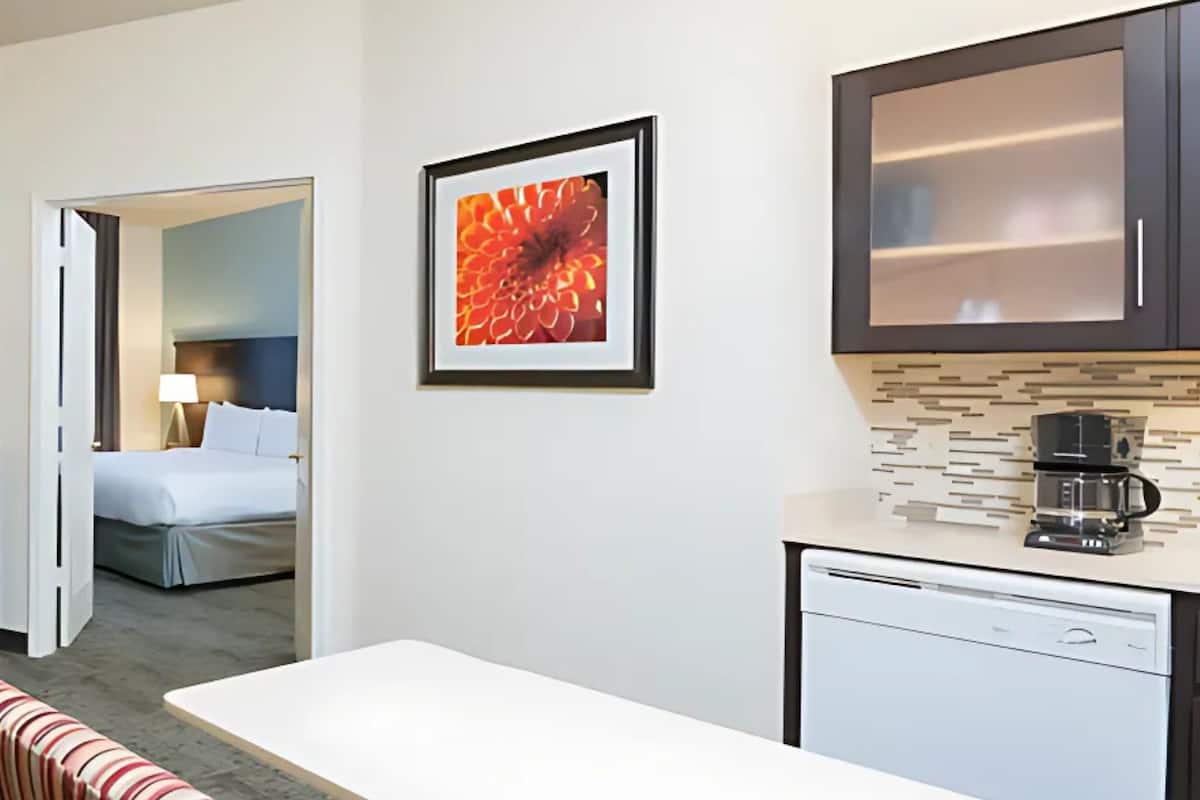 Suite, 2 Bedrooms, Kitchen | Desk, blackout drapes, iron/ironing board, free cribs/infant beds