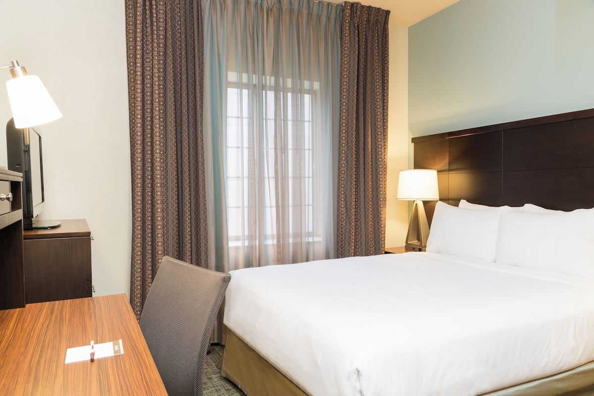 Suite, 1 kamar tidur, difabel mobilitas, dapur (Communications) | 1 kamar tidur, meja kerja, tirai kedap cahaya, dan setrika/meja setrika