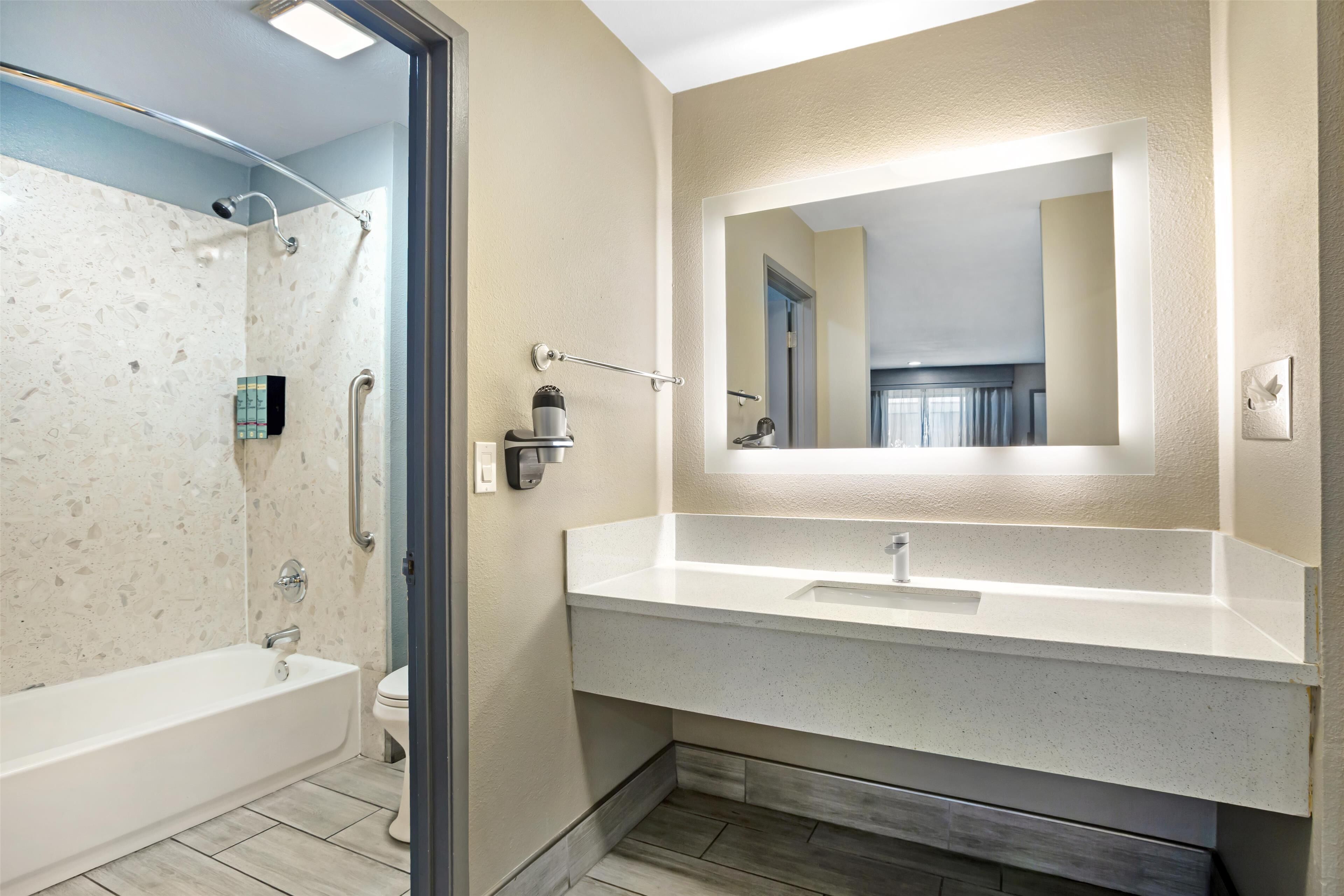 standard room, 1 king bed, non smoking, microwave | bathroom | combined shower/bathtub, free toiletries, hair dryer, towels