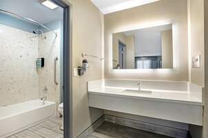 Bañera con ducha, artículos de tocador gratuitos, secador de pelo