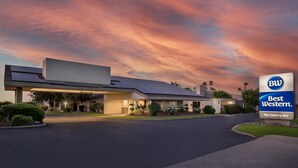 Ein Best Western Hotel mit modernem Design, Solaranlage und Parkplatz.