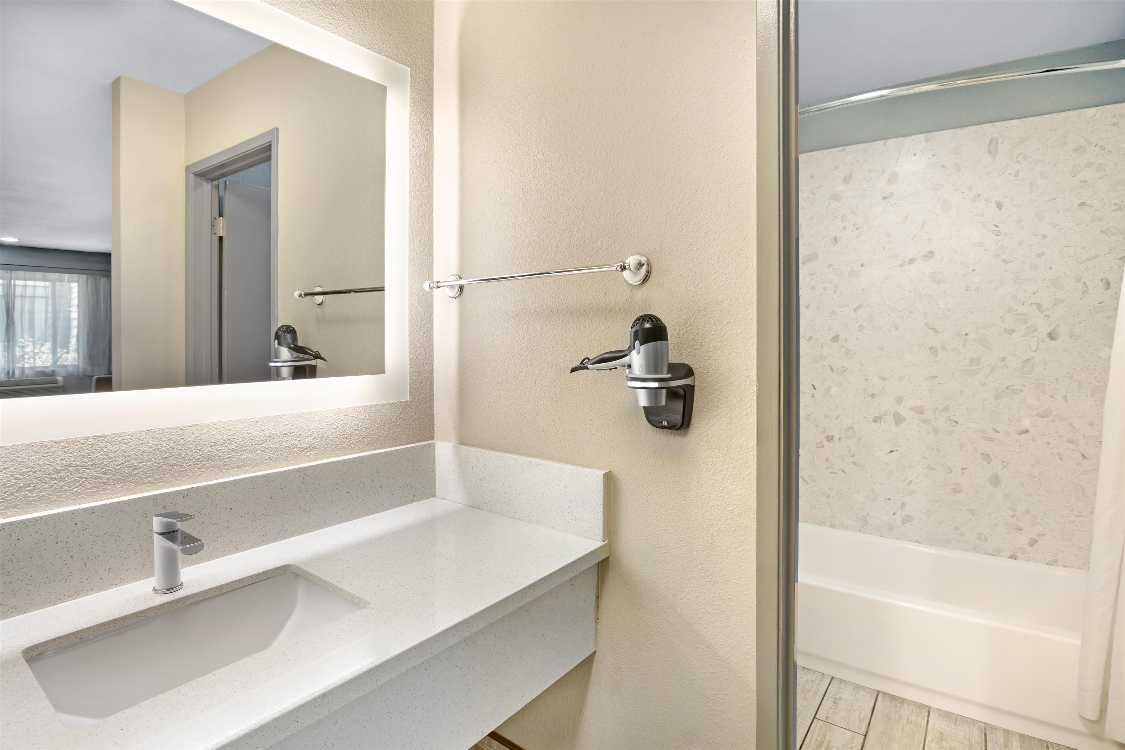 standard room, 1 queen bed, non smoking, microwave | bathroom | combined shower/bathtub, free toiletries, hair dryer, towels