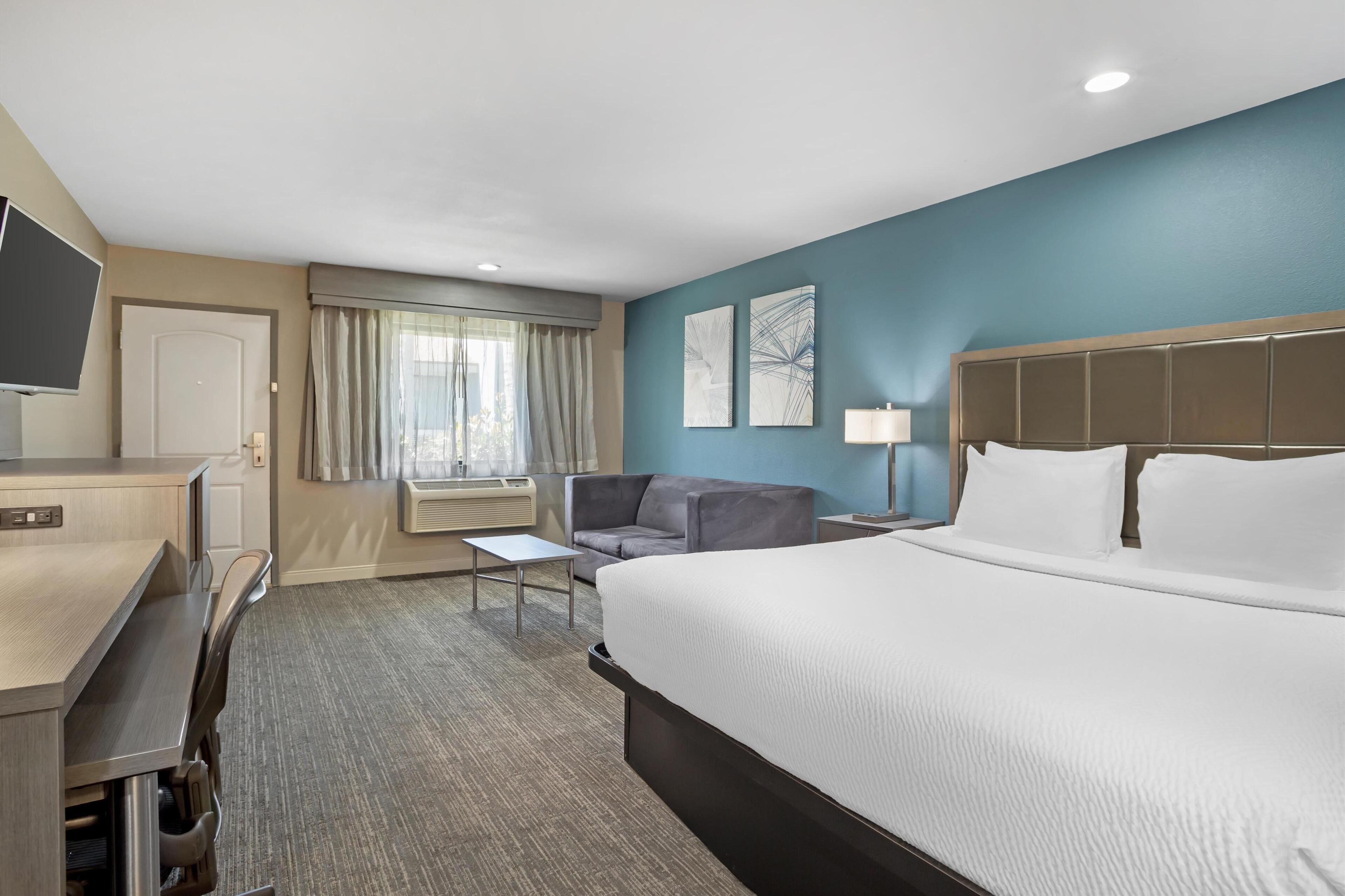 standard room, 1 king bed, non smoking, microwave | 1 bedroom, down duvets, pillow-top beds, in-room safe