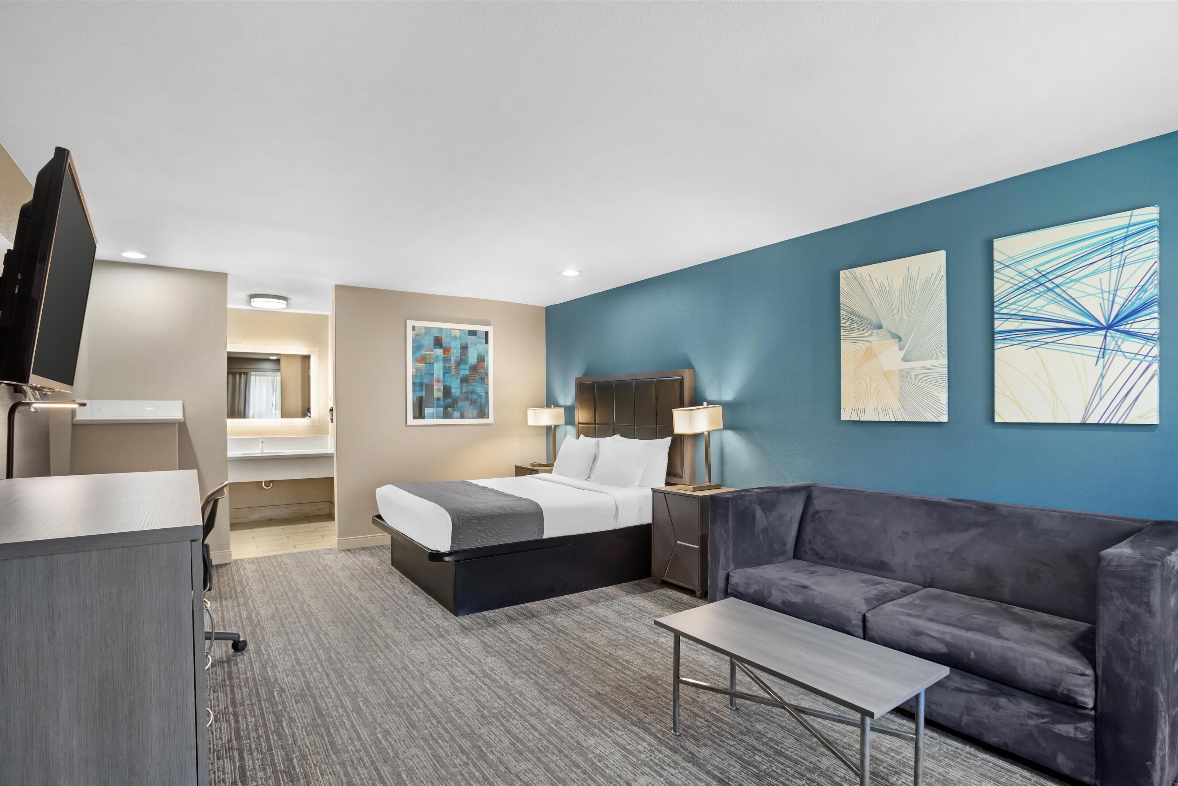 standard room, 1 queen bed, non smoking, microwave | 1 bedroom, down duvets, pillow-top beds, in-room safe