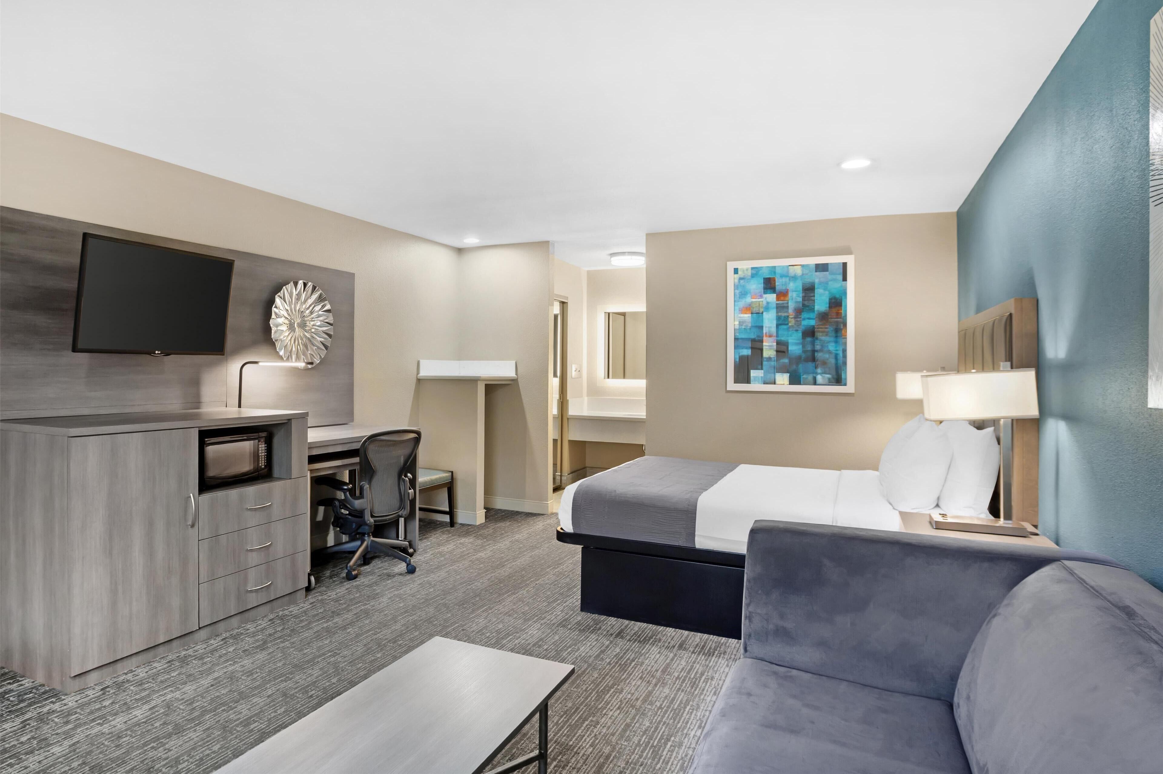 standard room, 1 queen bed, non smoking, microwave | 1 bedroom, down duvets, pillow-top beds, in-room safe