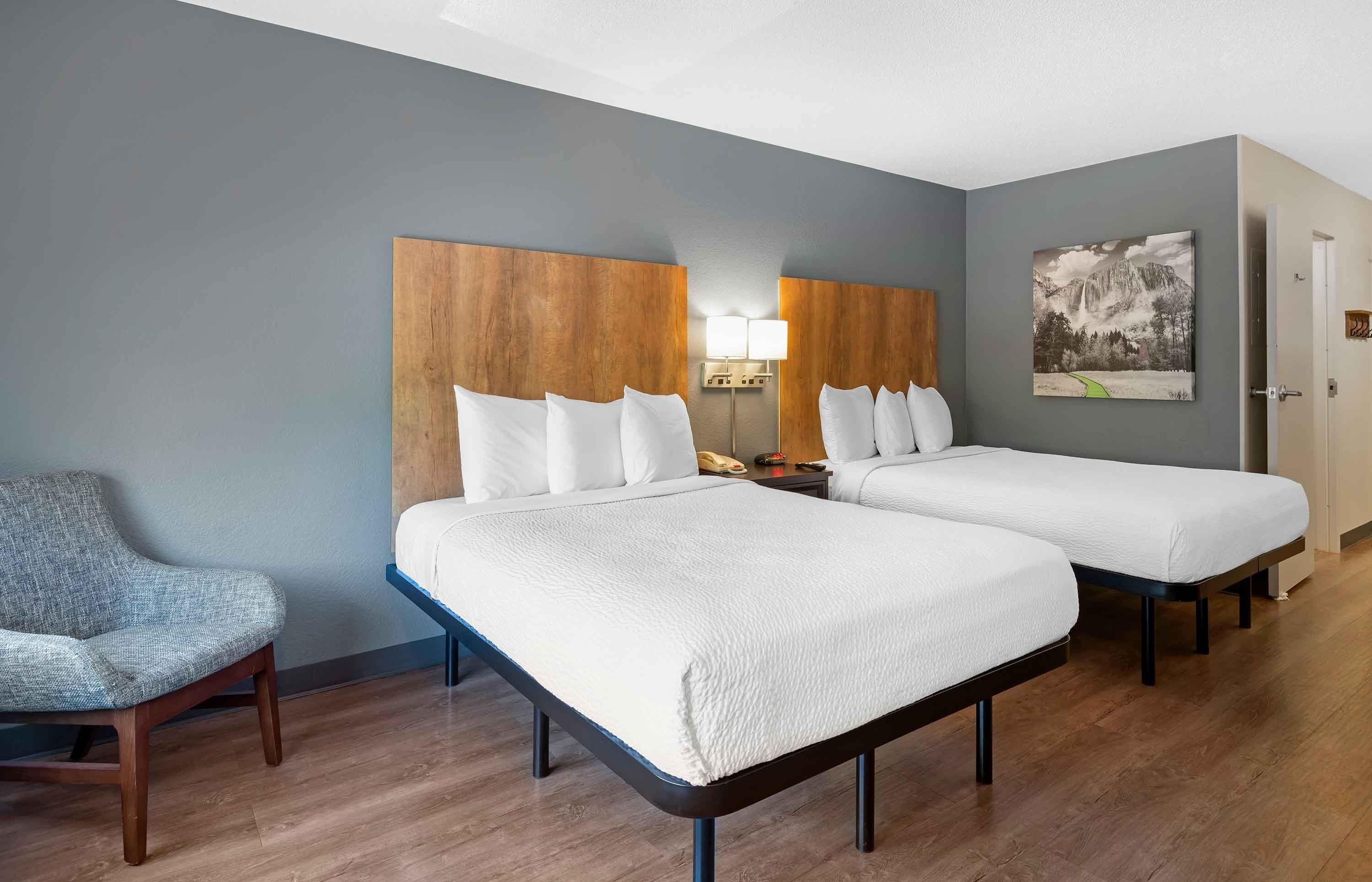 Escritorio, tabla de planchar con plancha, wifi gratis y ropa de cama 