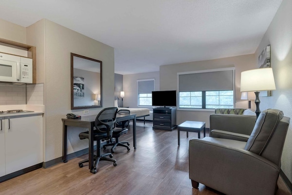 Studio, 1 King Bed, Non Smoking | Desk, iron/ironing board, WiFi (free), alarm clocks