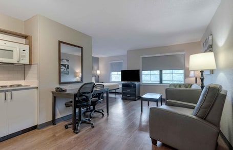 Studio, 1 King Bed, Non Smoking | Desk, iron/ironing board, free WiFi, bed sheets