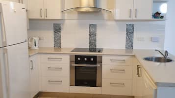 Apartemen Standar, beberapa kamar, Bebas Asap Rokok, dapur (3 Bedroom) | Dapur pribadi | Lemari es besar, microwave, dan mesin pencuci piring