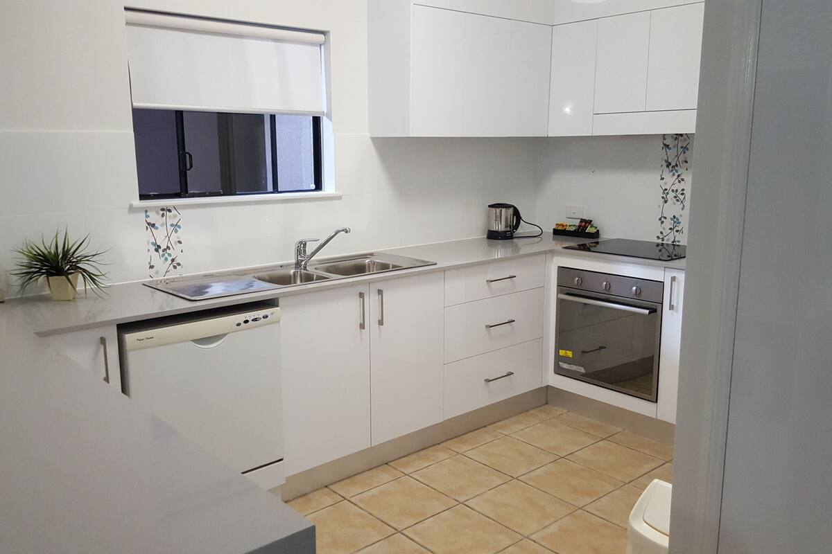 Lemari es besar, microwave, dan mesin pencuci piring