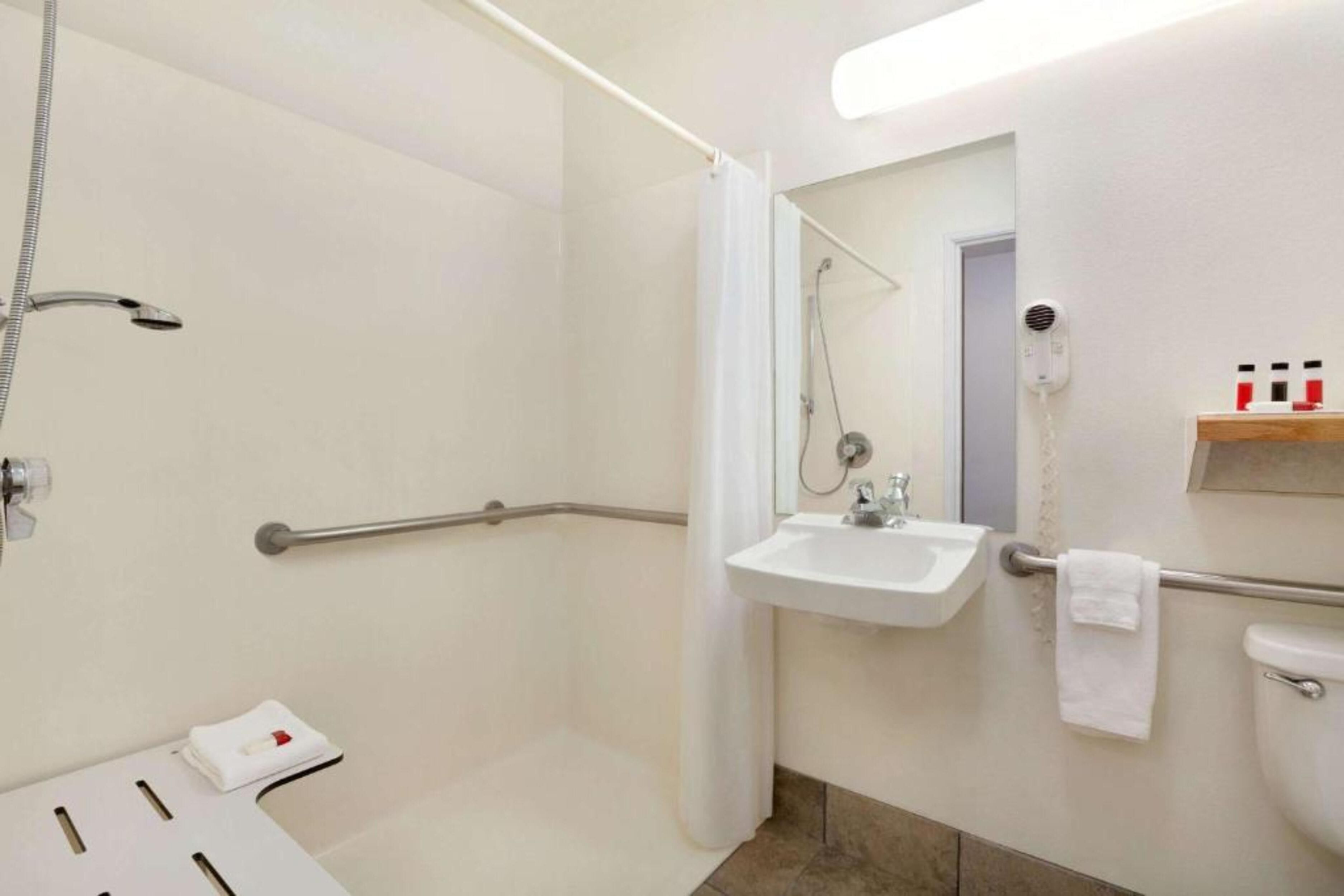 Een douche, gratis toiletartikelen, een haardroger, handdoeken