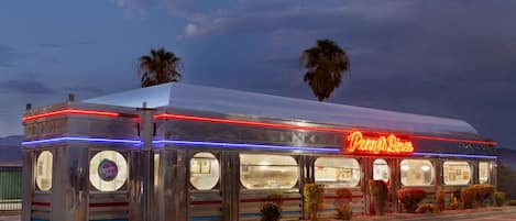 Café da manhã, almoço e jantar; culinária americana