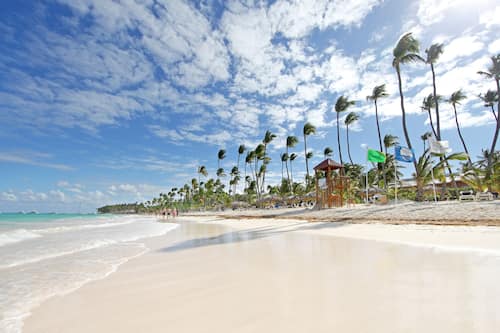 Plage privée, sable blanc, chaises longues, parasols