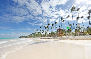 Plage privée, sable blanc, chaises longues, parasols