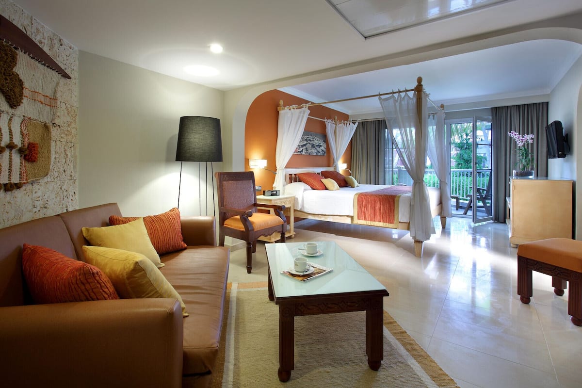 Premium bedding, pillowtop beds, free minibar, in-room safe