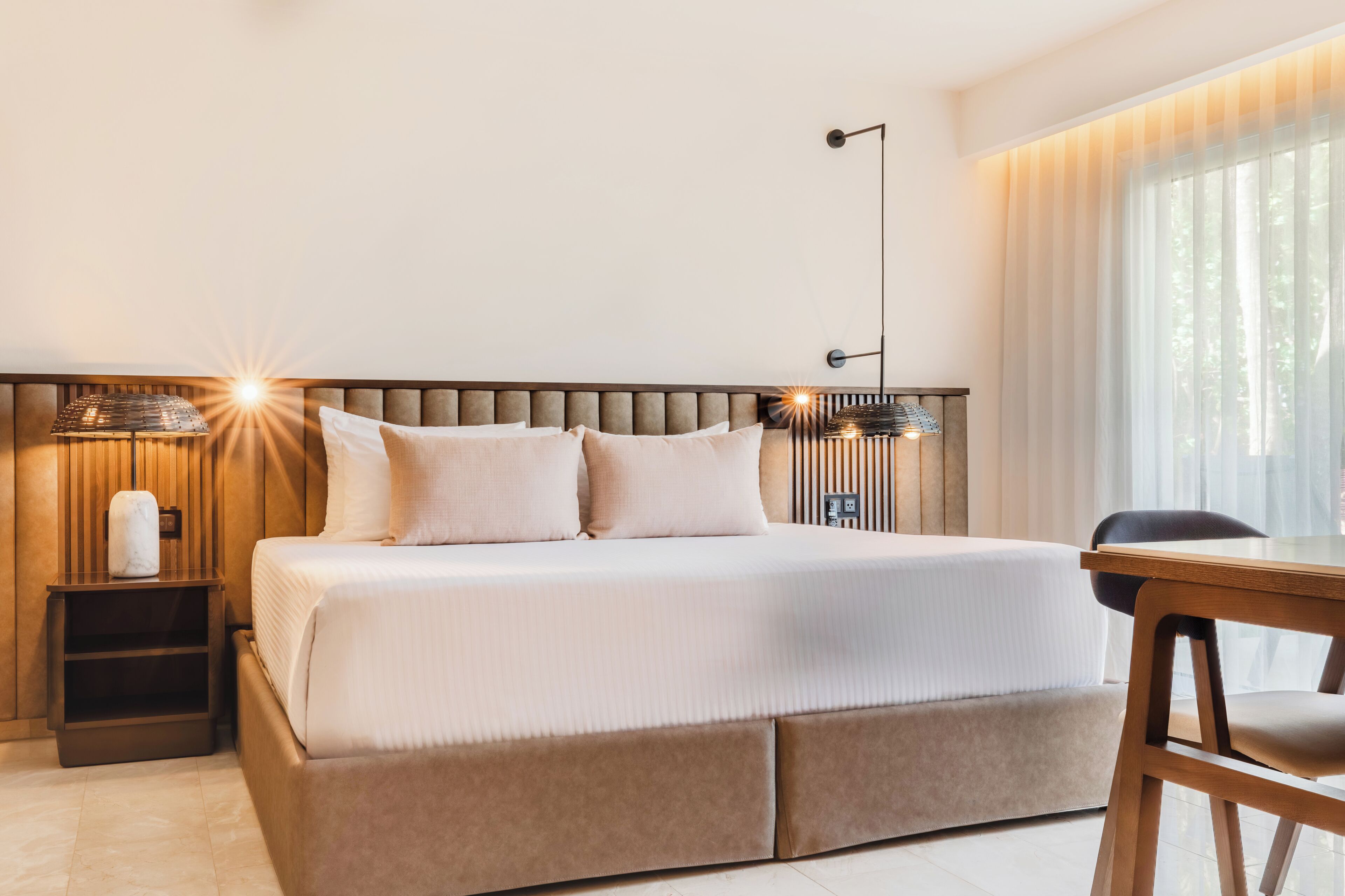 أغطية فراش متميزة وأسرّة بطبقة علوية مريحة وعناصر مجانية داخل الميني بار