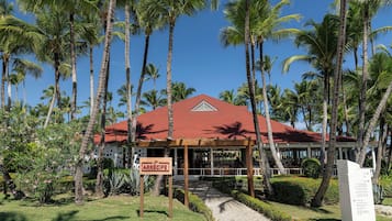 14 restaurants, breakfast served, local and international cuisine