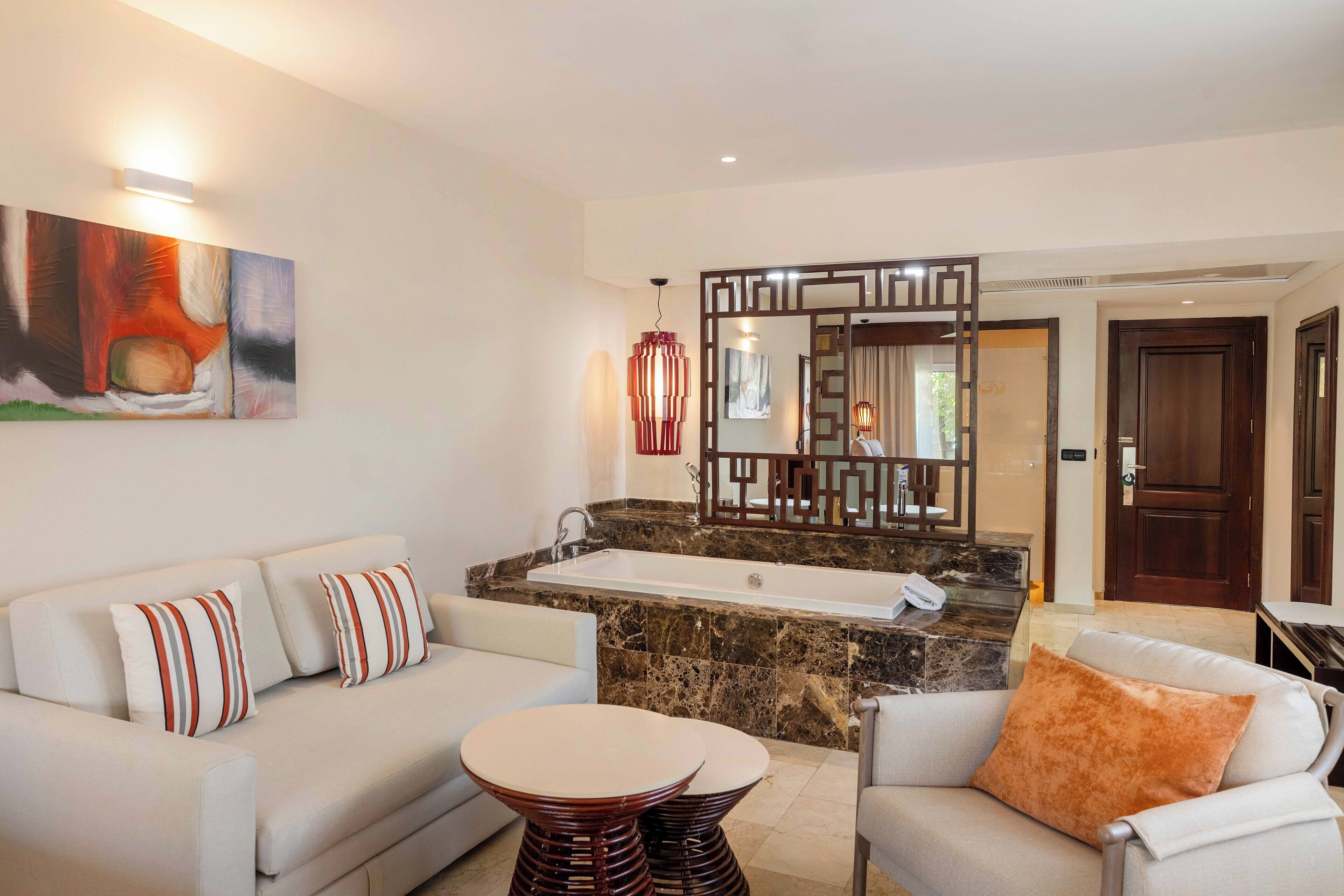 أغطية فراش متميزة وأسرّة بطبقة علوية مريحة وعناصر مجانية داخل الميني بار