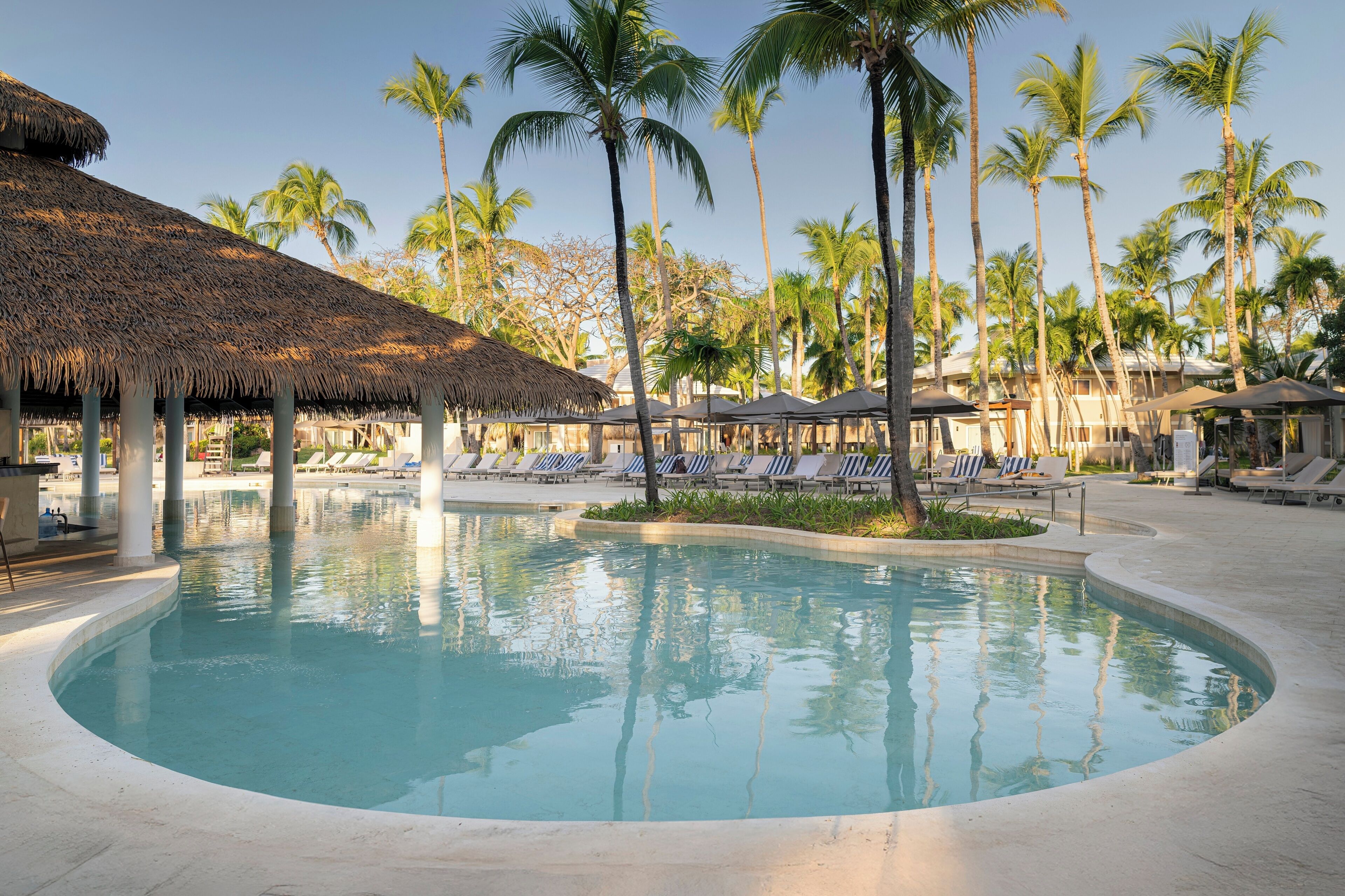 6 outdoor pools, pool umbrellas, sun loungers