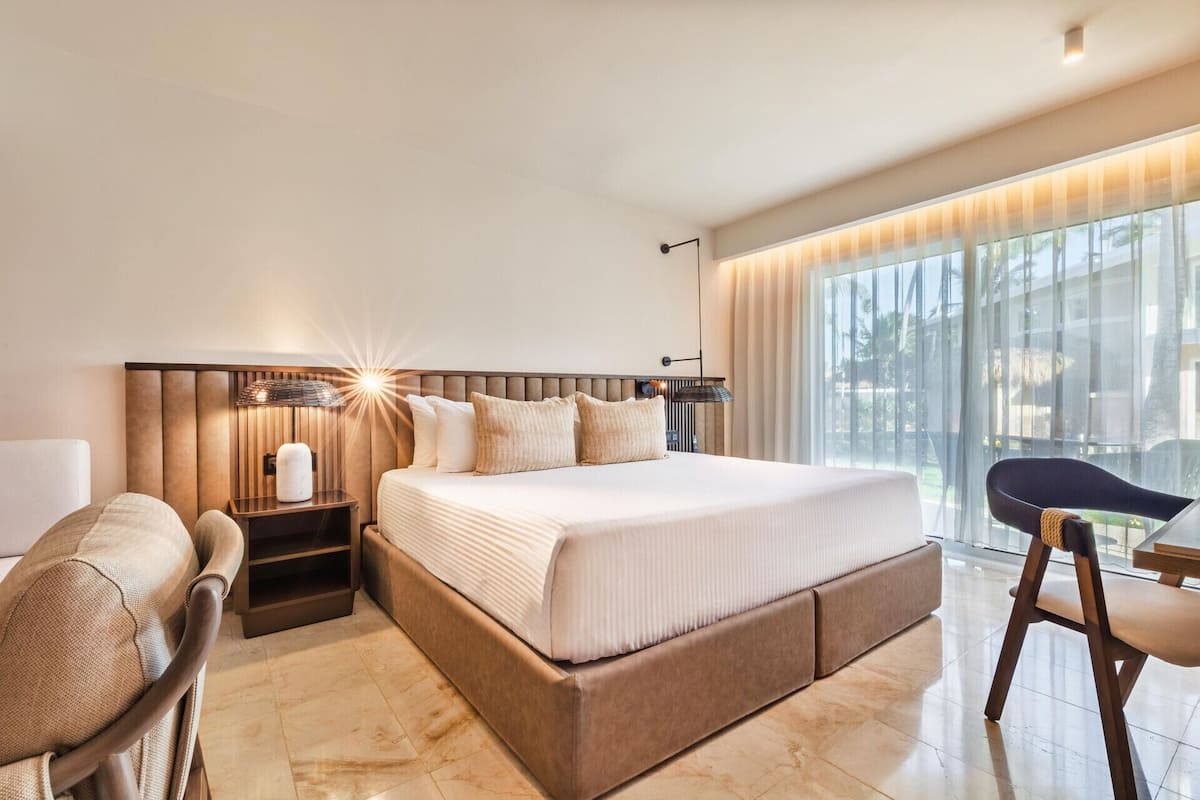 Premium bedding, pillowtop beds, free minibar, in-room safe