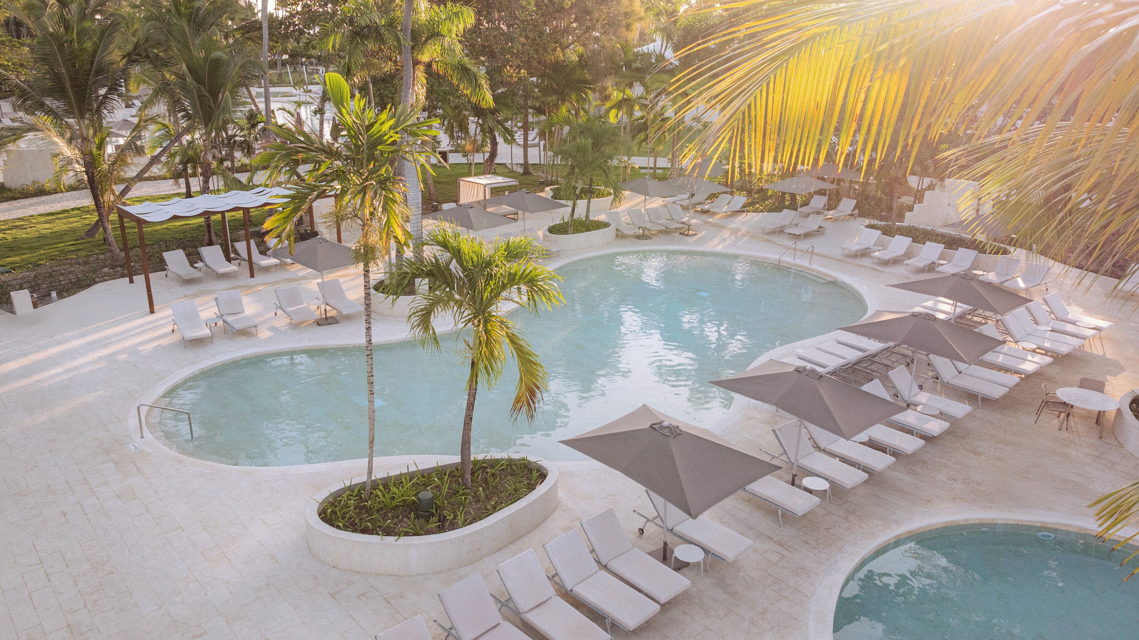 6 Außenpools, Sonnenschirme, Liegestühle