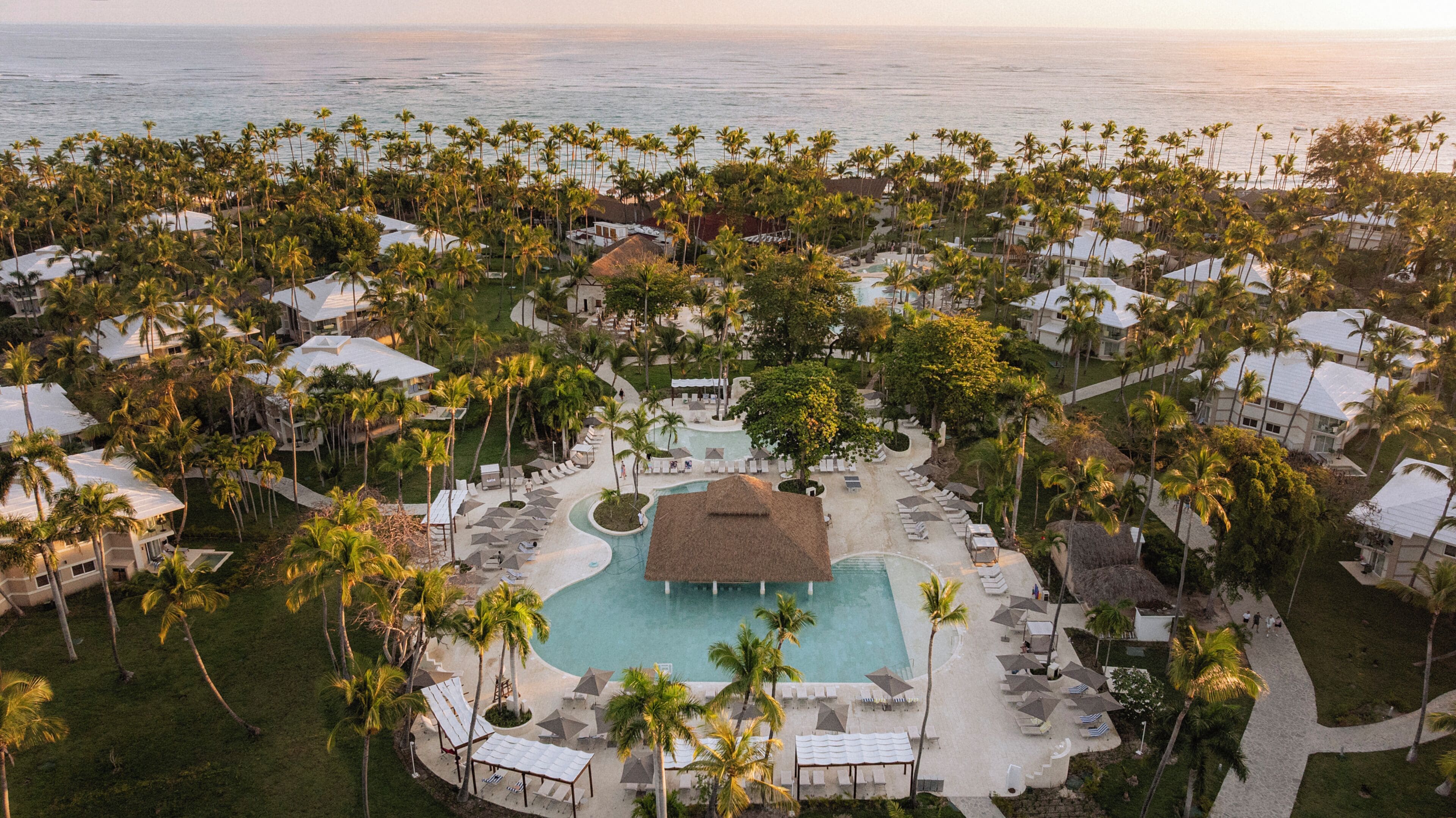 6 outdoor pools, pool umbrellas, sun loungers