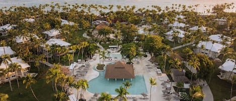 6 Außenpools, Sonnenschirme, Liegestühle