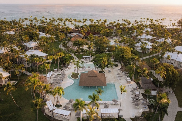 6 outdoor pools, pool umbrellas, sun loungers