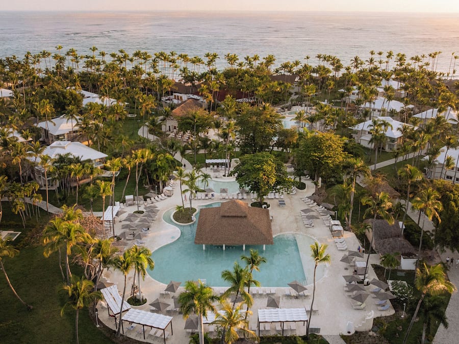 6 outdoor pools, pool umbrellas, sun loungers