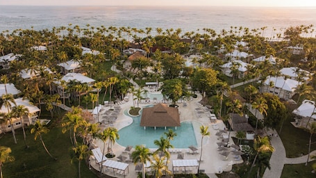 6 Außenpools, Sonnenschirme, Liegestühle. Grand Palladium Select Bávaro - All Inclusive