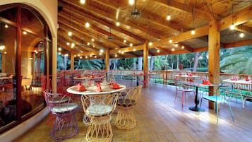 14 restaurants, breakfast served, local and international cuisine