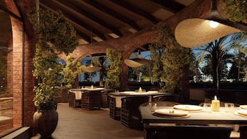 14 restaurantes; se sirven desayunos y cocina local e internacional