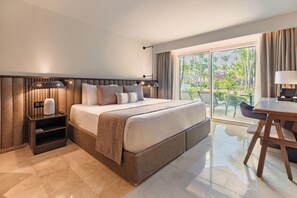 Seprai premium, bantalan ekstra lembut, minibar gratis, dan brankas