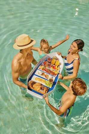 6 piscines extérieures, parasols de plage, chaises longues