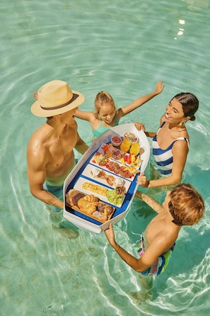 6 piscines extérieures, parasols de plage, chaises longues