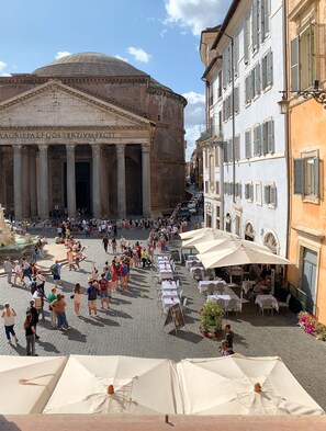 Exterior detail - Antico Albergo del Sole al Pantheon (Rome)