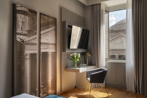 Pantheon View Suite Apartment | Ylelliset vuodevaatteet, minibaari, tallelokero huoneessa, työpöytä