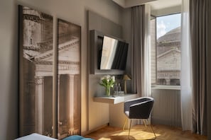 Pantheon View Suite Apartment | Ylelliset vuodevaatteet, minibaari, tallelokero huoneessa, työpöytä