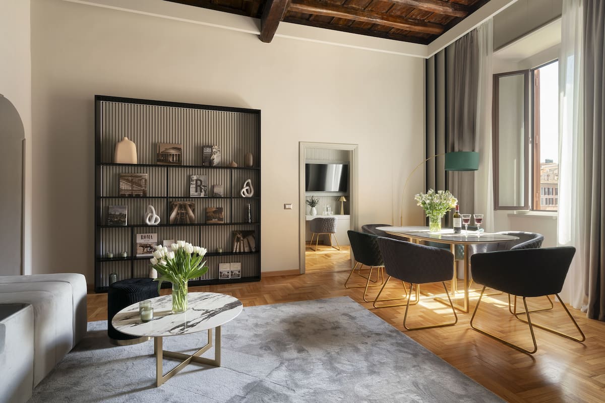 Pantheon View Suite Apartment | Area soggiorno | TV a schermo piatto 55 pollici con canali digitali, TV, Netflix
