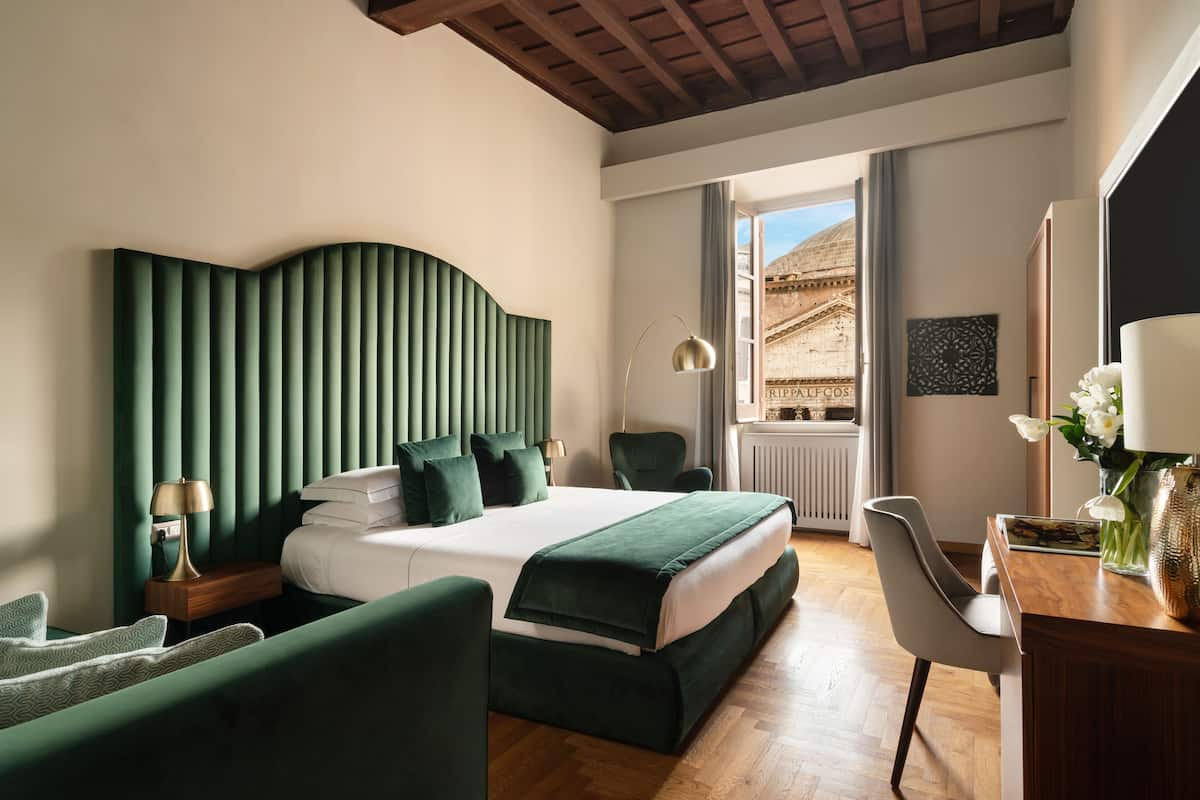 Deluxe Suite Edificio Separato Vista Pantheon | Biancheria da letto di alta qualità, minibar, una cassaforte in camera