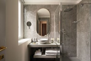 Deluxe-Suite | Badezimmer | Dusche, kostenlose Toilettenartikel, Haartrockner, Bademäntel