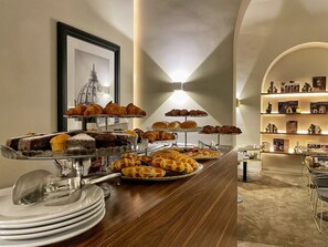 Tägliches Frühstücksbuffet gegen Gebühr